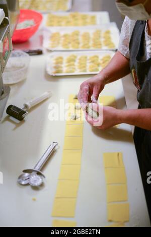 PIACENZA, ITALIE - 17 juillet 2021 : une photo verticale d'une femelle préparant Tortelli - pâtes italiennes traditionnelles fourrées à Piacenza, Italie Banque D'Images