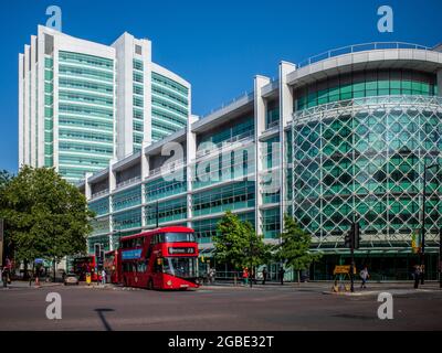 University College Hospital UCH Londres - un bus londonien passe par l'hôpital d'enseignement situé sur Euston Road dans le quartier de Bloomsbury, dans le centre de Londres Banque D'Images