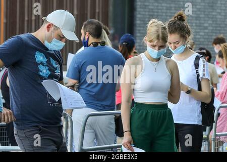 Londres, Royaume-Uni. 18 juillet 2021. Par mesure de précaution, les personnes portant un masque facial contre la propagation du Covid-19 ont vu faire la queue devant le stade Tottenham Hotspur, dans le nord de Londres, pour recevoir leur vaccin Covid-19 lors d'un événement de vaccination de masse, alors que la campagne de vaccination contre le Covid-19 au Royaume-Uni se poursuit. (Photo par Steve Taylor/SOPA Images/Sipa USA) crédit: SIPA USA/Alay Live News Banque D'Images