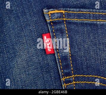 Inde, New Delhi, 15 octobre 2018 : gros plan de l'étiquette rouge DE LEVI sur la poche arrière des jeans en denim. Banque D'Images