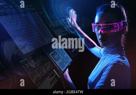 Portrait conceptuel d'une jeune femme utilisant des appareils numériques futuristes Banque D'Images