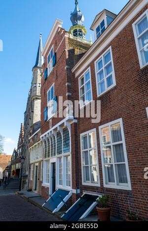 Vue sur la ville sur les vieilles maisons médiévales dans la petite ville historique de Veere aux pays-Bas, Walcheren, province de Zeeland Banque D'Images