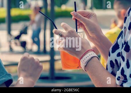 Des amis en vacances d'été buvant des cocktails. Deux femmes passent du temps libre au bar local. Banque D'Images