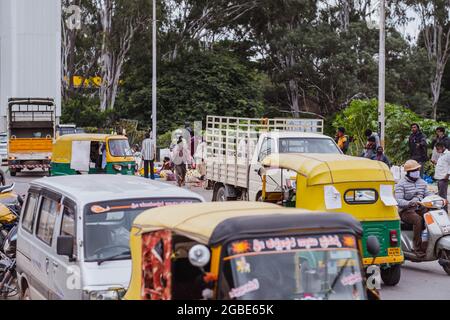 BANGALORE, INDE - Avgust 2020: Vendeurs de fleurs au marché aux fleurs coloré KR à Bangalore, Inde. Banque D'Images