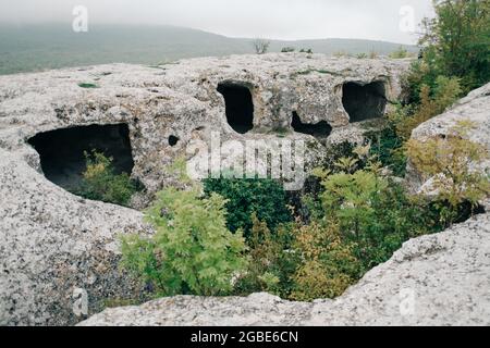 Fragments de pièces sculptés dans la roche de la ville montagneuse d'Eski-Kermen. Banque D'Images