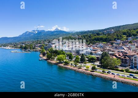 Vue aérienne d'Evian (Evian-les-bains) en haute-Savoie en France Banque D'Images