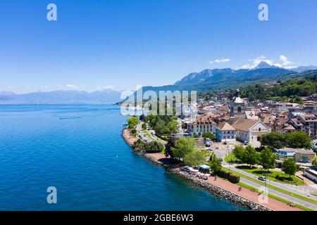 Vue aérienne d'Evian (Evian-les-bains) en haute-Savoie en France Banque D'Images