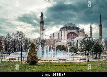 Istanbul, Turquie - 12 janvier 2013 : dôme et minarets de la mosquée Sainte-Sophie sur la place Sultanahmet sous des nuages dramatiques Banque D'Images