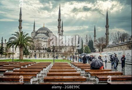 Istanbul, Turquie - 12 janvier 2013 : Mosquée Sultanahmet, également connue sous le nom de minarets de la Mosquée bleue sur la place Sultanahmet sous des nuages dramatiques Banque D'Images