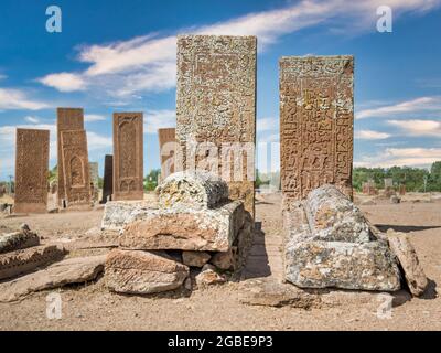 Bitlis, Turquie - septembre 2013 : pierres tombales du cimetière historique de Seljuk d'Ahlat Banque D'Images