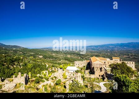 Vue aérienne du château et du monastère de Villehardouin.Mystras, Grèce Banque D'Images