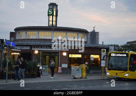 Station Feuerbachstrasse dans la soirée - Berlin, Allemagne - 3 août 2021. Banque D'Images