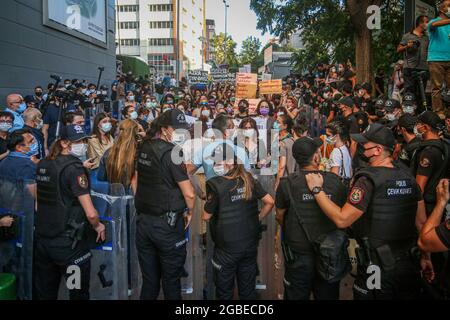 Ankara, Turquie. 03ème août 2021. Des policiers en garde pendant la manifestation. Azra Gülendam Haytao?lu, étudiante de 21 ans, qui n'a pas été entendue depuis le 28 juillet à Antalya, a été trouvée morte dans une zone forestière d'Antalya Kepez. Convention d'Istanbul le Groupe de campagne d'Ankara s'est réuni devant la municipalité de Çankaya pour la femme assassinée. Crédit : SOPA Images Limited/Alamy Live News Banque D'Images