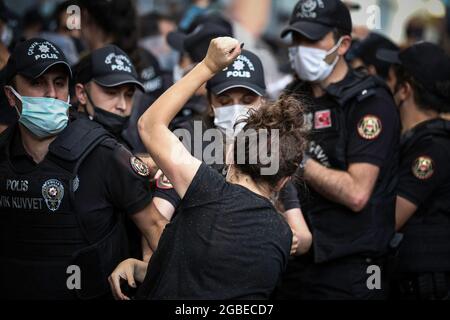 Ankara, Turquie. 03ème août 2021. Les policiers ont vu arrêter un manifestant pendant la manifestation. Azra Gülendam Haytao?lu, étudiante de 21 ans, qui n'a pas été entendue depuis le 28 juillet à Antalya, a été trouvée morte dans une zone forestière d'Antalya Kepez. Convention d'Istanbul le Groupe de campagne d'Ankara s'est réuni devant la municipalité de Çankaya pour la femme assassinée. Crédit : SOPA Images Limited/Alamy Live News Banque D'Images