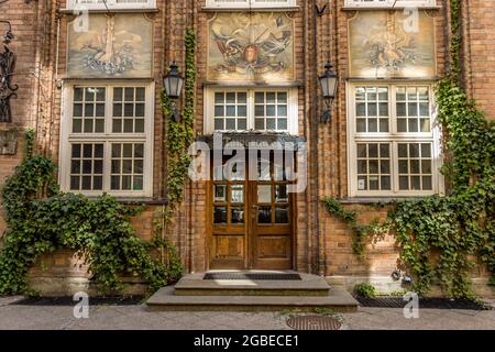 GDANSK, POLOGNE - 14 juin 2021 : gros plan d'un ancien bâtiment à Gdansk, Pologne Banque D'Images