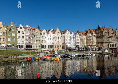 GDANSK, POLOGNE - 14 juin 2021 : une belle photo de la grue médiévale de Port Gdansk, Pologne Banque D'Images