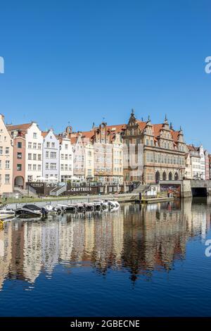 GDANSK, POLOGNE - 14 juin 2021 : une belle photo de la grue médiévale de Port Gdansk, Pologne Banque D'Images