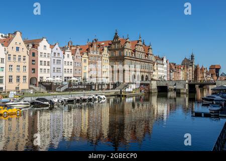 GDANSK, POLOGNE - 14 juin 2021 : une belle photo de la grue médiévale de Port Gdansk, Pologne Banque D'Images