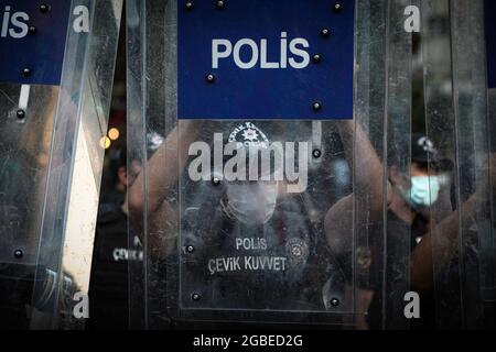 Ankara, Turquie. 03ème août 2021. Des policiers vus avec des boucliers de police pendant la manifestation. Azra Gülendam Haytao?lu, étudiante de 21 ans, qui n'a pas été entendue depuis le 28 juillet à Antalya, a été trouvée morte dans une zone forestière d'Antalya Kepez. Convention d'Istanbul le Groupe de campagne d'Ankara s'est réuni devant la municipalité de Çankaya pour la femme assassinée. (Photo de Tunahan Turhan/SOPA Images/Sipa USA) crédit: SIPA USA/Alay Live News Banque D'Images