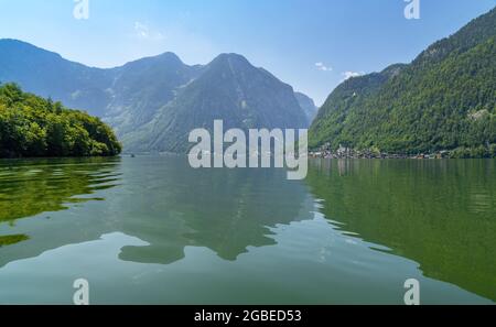 Hallstatt, Autriche ; 31 juillet 2021 - UNE vue pittoresque de carte postale du célèbre village de Hallstatt se reflétant dans le lac de Hallstattersee dans l'Ailen Banque D'Images