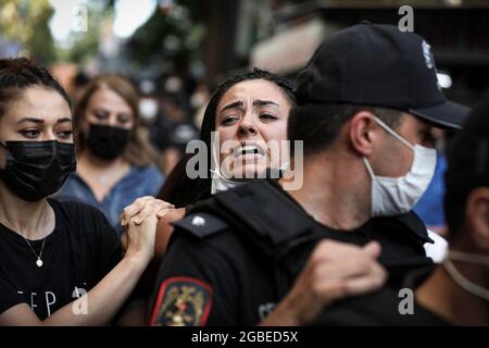 Ankara, Turquie. 03ème août 2021. Les policiers ont vu arrêter un manifestant pendant la manifestation. Azra Gülendam Haytao?lu, étudiante de 21 ans, qui n'a pas été entendue depuis le 28 juillet à Antalya, a été trouvée morte dans une zone forestière d'Antalya Kepez. Convention d'Istanbul le Groupe de campagne d'Ankara s'est réuni devant la municipalité de Çankaya pour la femme assassinée. (Photo de Tunahan Turhan/SOPA Images/Sipa USA) crédit: SIPA USA/Alay Live News Banque D'Images