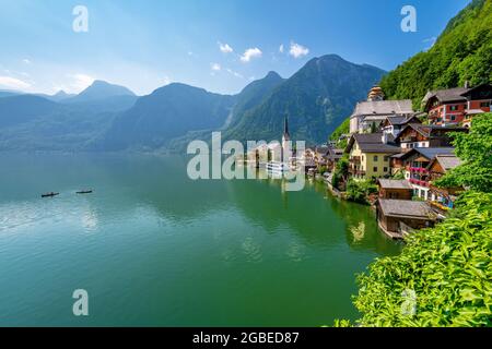 Hallstatt, Autriche ; 31 juillet 2021 - UNE vue pittoresque de carte postale du célèbre village de Hallstatt se reflétant dans le lac de Hallstattersee dans l'Ailen Banque D'Images