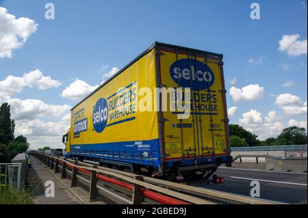 Dorney, Buckinghamshire, Royaume-Uni. 3 août 2021. Un HGV Selco sur la M4 aujourd'hui. Certaines entreprises signalent une pénurie de pilotes HGV. Il y a plusieurs raisons à cela, y compris le nombre d'employés et d'entrepreneurs qui sont auto-isolants en raison de l'application NHS Track et Trace Covid-19 Certains conducteurs de l'UE ont également quitté le Royaume-Uni après le Brexit alors que c'est aussi la saison des fêtes de fin d'année. Crédit : Maureen McLean/Alay Banque D'Images