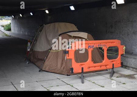 Tente d'un sans-abri dans un passage souterrain du centre de Milton Keynes. Banque D'Images