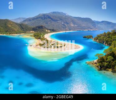 Vue aérienne de la baie de mer, plage de sable, arbres verts, montagne Banque D'Images