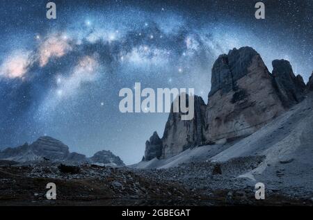 Arche de la voie lactée et pics de montagne la nuit en été Banque D'Images