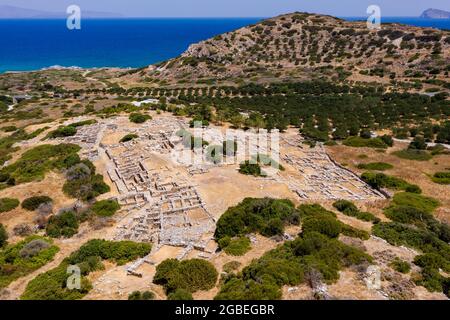 Vue aérienne par drone des anciennes ruines minoaires de Gournia sur l'île grecque de Crète Banque D'Images