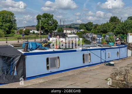 Pots de fleurs au sommet d'une barge sur le canal Leeds Liverpool à Bingley, Yorkshire. Banque D'Images