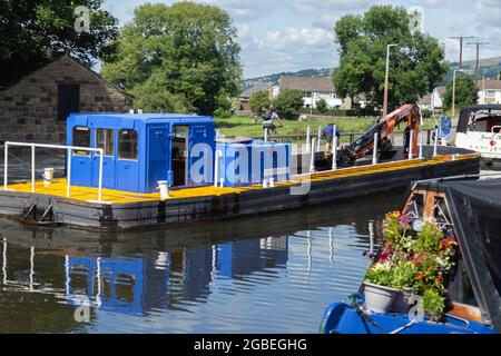 Une drague de canal sur le canal Leeds Liverpool à Bingley dans le West Yorkshire. Banque D'Images