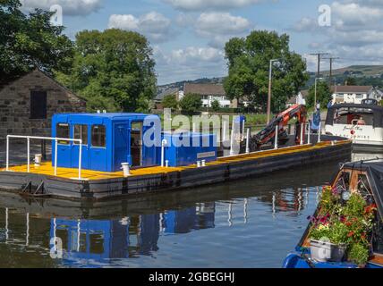 Une drague de canal sur le canal Leeds Liverpool à Bingley dans le West Yorkshire. Banque D'Images