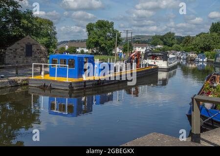 Une drague de canal sur le canal Leeds Liverpool à Bingley dans le West Yorkshire. Banque D'Images