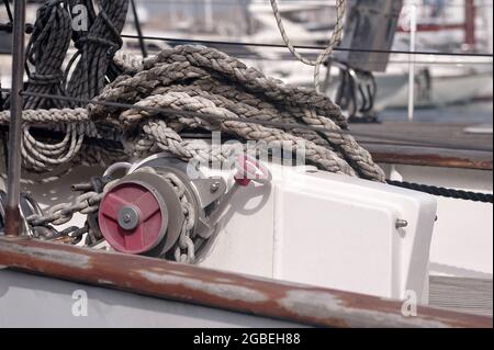 Dettagli armamento barche a vela nel porto di Palma di Mallorca Banque D'Images