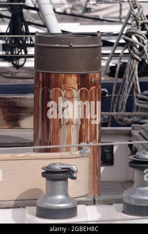 Dettagli armamento barche a vela nel porto di Palma di Mallorca Banque D'Images