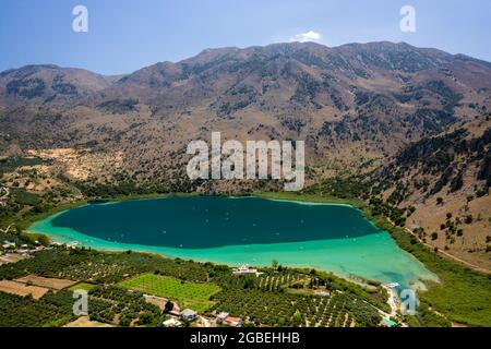 Vue aérienne sur le lac de Kournas - le plus grand lac d'eau douce de l'île grecque de Crète Banque D'Images