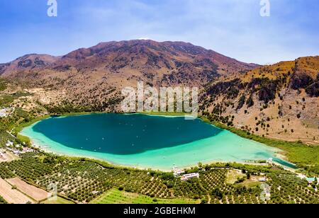 Vue aérienne d'un immense lac d'eau douce entouré de hautes montagnes (lac de Kournas, Crète, Grèce) Banque D'Images