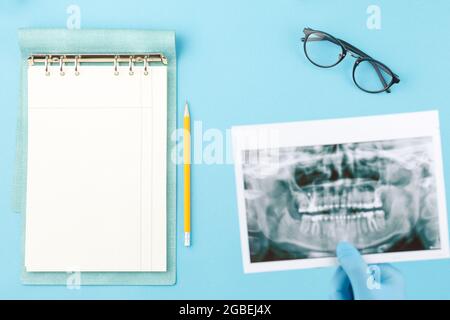 Hygiène bucco-dentaire. Le dentiste tient le rayon X de la mâchoire Banque D'Images