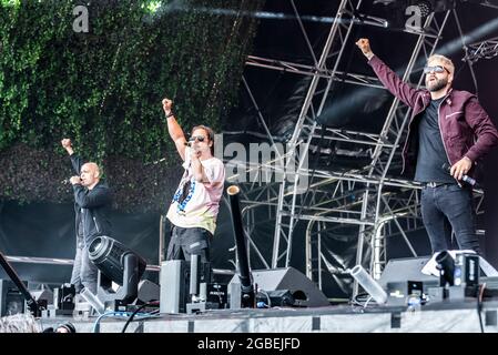 Sean Conlon, Ritchie Neville et Scott Robinson du groupe Five, stylisé 5ive, se présentant au festival de musique Fantasia à Maldon, Essex, Royaume-Uni Banque D'Images