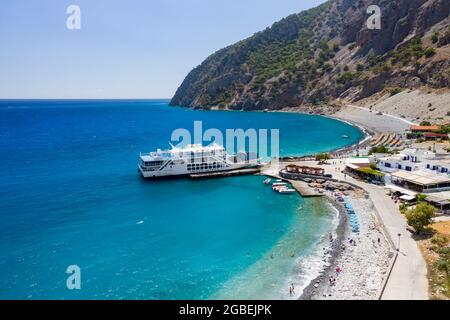 AGIA ROUMELI, CRÈTE, GRÈCE - JUILLET 20 2021 : vue aérienne du village d'Agia Roumeli à la sortie de la gorge de Samaria sur l'île grecque de Crète. Banque D'Images