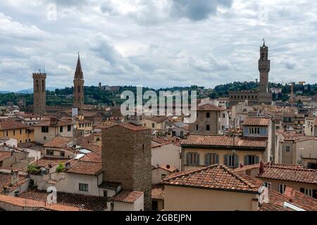 Les toits rouges de Florence, en Italie, un jour d'été. Vue depuis le clocher de la cathédrale de Florence. Banque D'Images