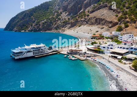 AGIA ROUMELI, CRÈTE, GRÈCE - JUILLET 20 2021 : vue aérienne du village d'Agia Roumeli à la sortie de la gorge de Samaria sur l'île grecque de Crète. Banque D'Images