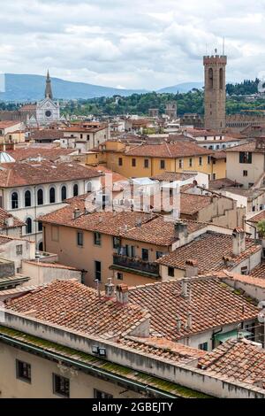 Les toits rouges de Florence, en Italie, un jour d'été. Vue depuis le clocher de la cathédrale de Florence. Banque D'Images