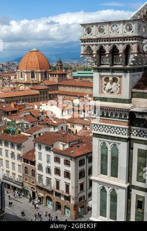 Les toits rouges de Florence, en Italie, un jour d'été. Vue depuis le clocher de la cathédrale de Florence. Banque D'Images