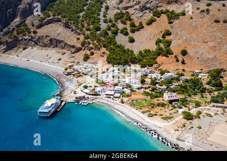 AGIA ROUMELI, CRÈTE, GRÈCE - JUILLET 20 2021 : vue aérienne du village d'Agia Roumeli à la sortie de la gorge de Samaria sur l'île grecque de Crète. Banque D'Images