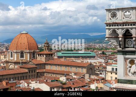 Les toits rouges de Florence, en Italie, un jour d'été. Vue depuis le clocher de la cathédrale de Florence. Banque D'Images