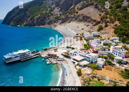 AGIA ROUMELI, CRÈTE, GRÈCE - JUILLET 20 2021 : vue aérienne du village d'Agia Roumeli à la sortie de la gorge de Samaria sur l'île grecque de Crète. Banque D'Images