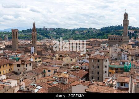 Les toits rouges de Florence, en Italie, un jour d'été. Vue depuis le clocher de la cathédrale de Florence. Banque D'Images